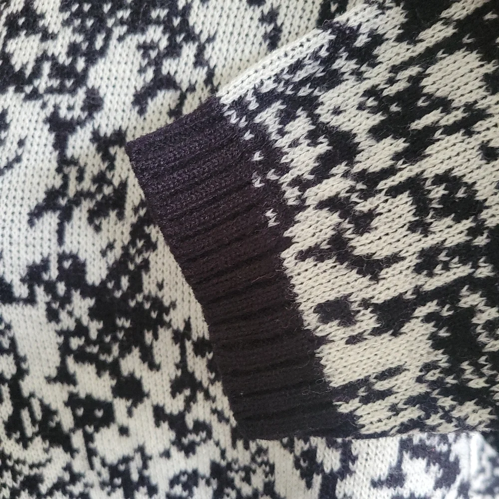 • SALE! Labeless Vintage Winter Sweater • Monochrome• Cropped • Sz Lrg